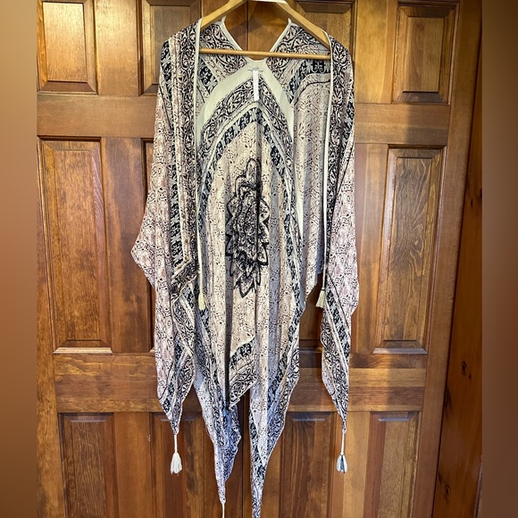Ecoté sheer poncho with intricate patterns, beading and tassels - Picture 3 of 13